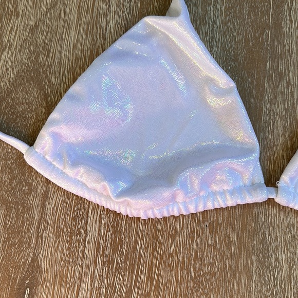 Good American Foiled Tiny Ties Triangle Bikini Top in Metallic White Size 2 - Picture 7 of 10